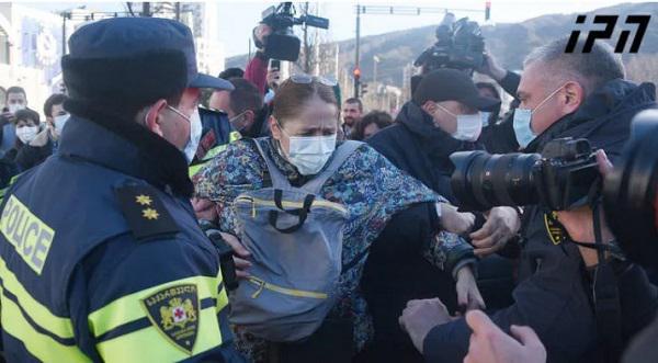სამართალდამცავებმა შსს-სთან მიმდინარე საპროტესტო აქციაზე აქტივისტი ნატა ფერაძე დააკავეს