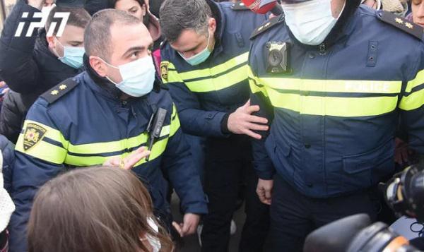 სიტყვიერი დაპირისპირება მოხდა სამართალდამცავებსა და მოქალაქეებს შორის შსს-სთან, სადაც  აქცია "არა მილიციას“ მიმდინარეობს