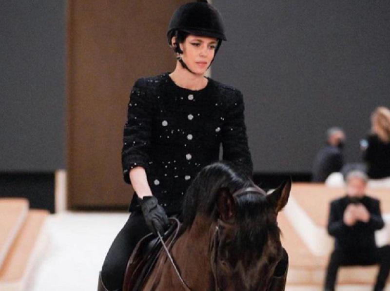 Chanel-ის ჩვენებაზე გრეის კელის შვილიშვილი ცხენზე ამხედრებული გამოვიდა - უჩვეულო სანახაობა პარიზში