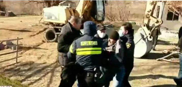 ხმაური ორხევის დასახლებაში - მუნიციპალურმა ინსპექციამ სახლების დემონტაჟი დაიწყო