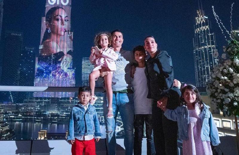 "ცათამბჯენზე ჯორჯინას ფოტო და წარწერა გამოჩნდა... ეს ზღაპარს ჰგავდა" - რა სიურპრიზი მოუწყო რონალდუმ საყვარელ ქალს დაბადების დღეზე (ფოტოები)