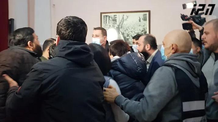 ბათუმის მერიის სხდომათა დარბაზში ფიზიკური დაპირისპირებაა