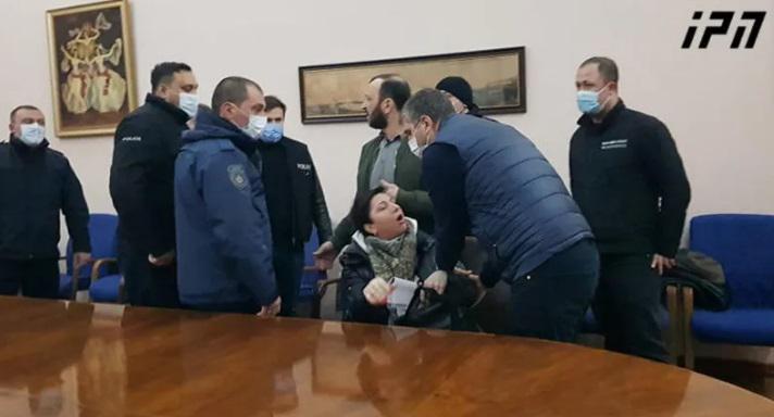 ბათუმის მერიის სხდომათა დარბაზი საკრებულოს ოპოზიციონერ დეპუტატებს სამართალდამცავებმა ძალის გამოყენებით დაატოვებინეს