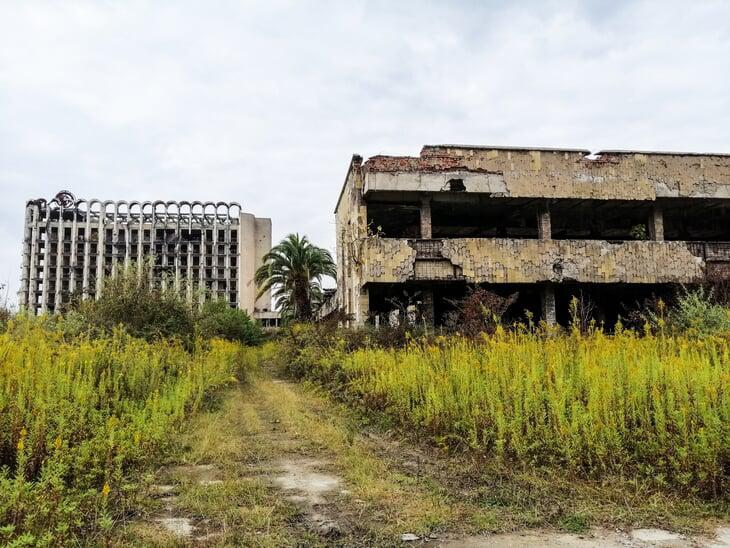"ასეთი დამოუკიდებლობა უნდოდათ?" -  ეშერას, ერთ დროს ლეგენდარული და დღეს გაპარტახებული, სპორტული ბაზა (ფოტოები აფხაზეთიდან)