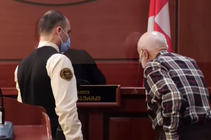 "რაც ეს წელი დაიწყო, სულ ცემა-ტყეპაში ვიყავი... ძვლები მტკივა" - რა თქვა შვილის დაჭრაში ბრალდებულმა 82 წლის მამაკაცმა პროცესზე?