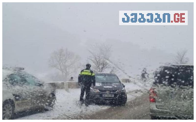 რა ვითარებაა ხაშური-ბორჯომის გზაზე, სადაც ერთმანეთს მიკროავტობუსი და ორი მსუბუქი ავტომობილი შეეჯახა - ფოტოები ადგილიდან