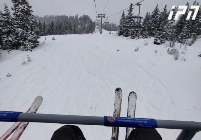 ბაკურიანში დამსვენებელთა ნაწილი დახმარებას ითხოვს - უკვე ნახევარი საათია საბაგირო გაჩერებულია და ჩამოსვლას ვერ ახერხებენ