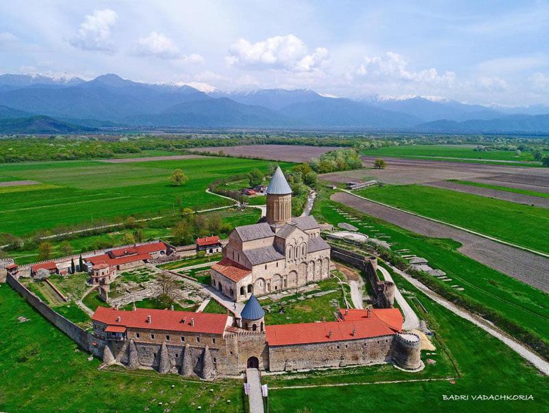 "ალავერდის ერთ-ერთ მთავარ ღირსებას ვრცელ მინდორზე მისი ერთადერთობა წარმოადგენს" - "საყდრისის კომიტეტის" განცხადება ალავერდის ტაძრის მიმდებარედ სასტუმროს მშენებლობაზე