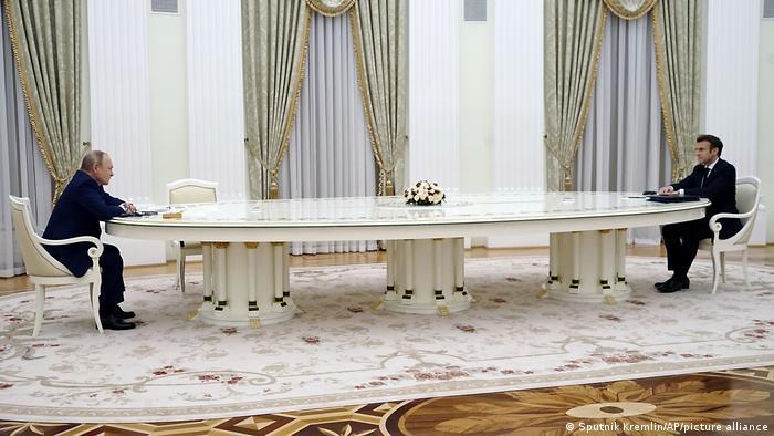 რატომ ისხდნენ პუტინი და მაკრონი კრემლში 4-მეტრიანი მაგიდის თავსა და ბოლოში? - Reuters-ი შეხვედრის საიდუმლო დეტალებზე წერს