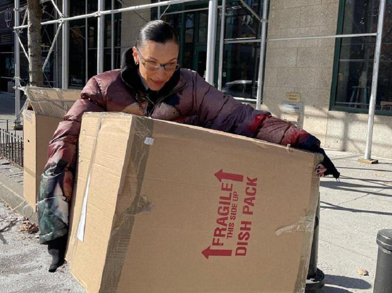 ბელა ჰადიდი ნიუ იორკის ქუჩებში გაჭირვებულებს ქურთუკებს ურიგებს - "ვფიქრობდი მათზე, ვისაც სციოდა და ჩემსავით თბილი სახლი არ ჰქონდა"