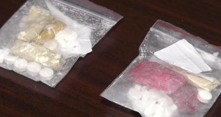 პოლიციამ ნარკოდანაშაულისთვის 3 პირი, მათ შორის 2 ნარკორეალიზატორი დააკავა