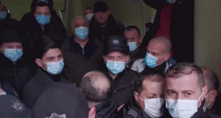 ხმაური ქობულეთის მუნიციპალიტეტის მერიის შენობაში - "ნაციონალური მოძრაობის“ წევრები მერთან შეხვედრას მოითხოვენ