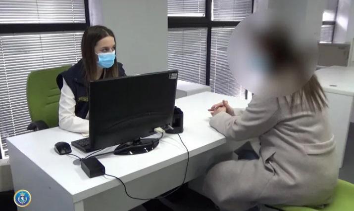 სახელმწიფოს კუთვნილი, განსაკუთრებით დიდი ოდენობით თანხის თაღლითურად დაუფლების ფაქტზე პოლიციამ სამი პირი დააკავა