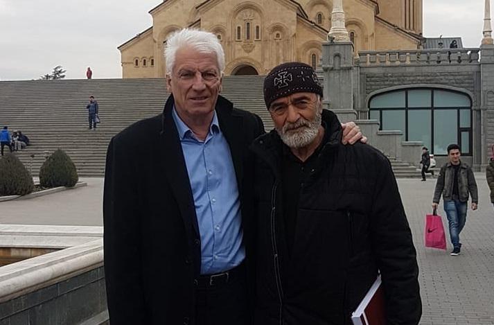 "ტკივილიანი გულით მიდის... ასეთი კაცები ისედაც აკლია დღეს ქვეყანას და ვინც გვყავს, ისინიც მიდიან" - პოეტი ტარიელ ხარხელაური უახლოეს მეგობარს თამაზ მეჭიაურს იხსენებს