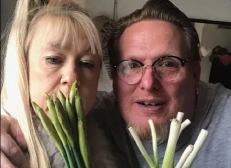 კაცმა ცოლს სიყვარულის დღეს ხახვის თაიგული აჩუქა - უჩვეულო ამბავი, რომელიც სოციალურ ქსელებში ბოლო დღეების ფავორიტია