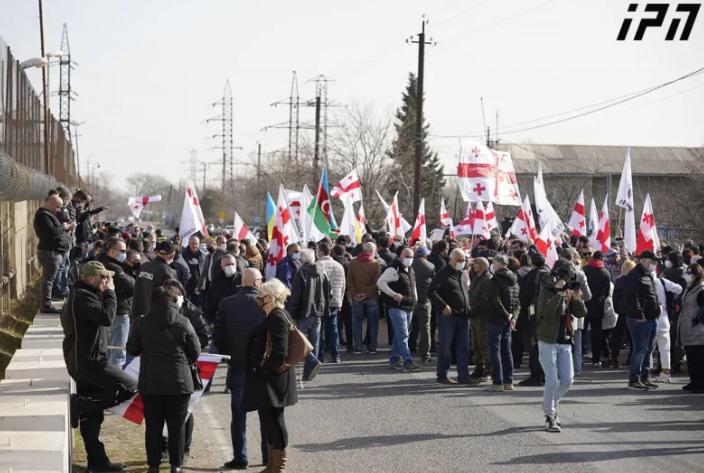 "ნაციონალური მოძრაობის" წევრები და მხარდამჭერები რუსთავის ციხესთან აქციას მართავენ