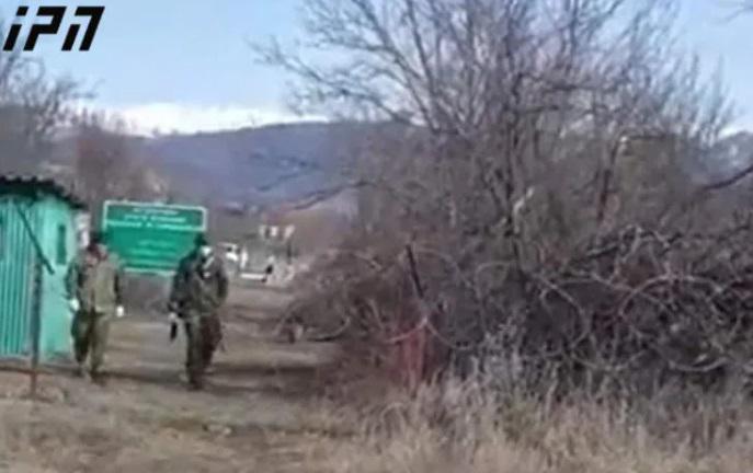 ადგილობრივების ინფორმაციით, სოფელ მერეთის მიმდებარედ საოკუპაციო ძალების წარმომადგენლებმა ბოძები დაამონტაჟეს