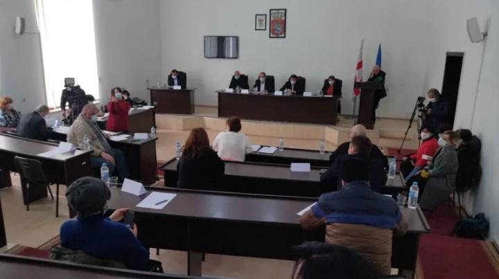 ლანჩხუთში, საკრებულოს სხდომაზე ხმაური და დაპირისპირება იყო