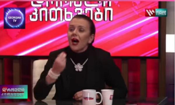 მწვავე დაპირისპირება პირდაპირ ეთერში - ნონა მამულაშვილმა "30 ვერცხლის" სიმბოლოდ მალხაზ თოფურიას ხურდები შეაყარა, საპასუხოდ თოფურიამ მას ჭიქა ესროლა