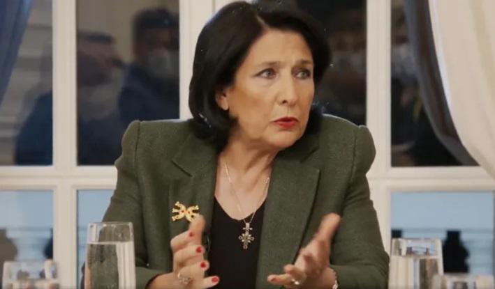 "უმკაცრესად ვგმობ რუსეთის მიერ ჩადენილ სისასტიკეს იზიუმში, ომის ამ დანაშაულებებს სამართლებრივად უნდა გაეცეს პასუხი - უკრაინა არ დაეცემა" - პრეზიდენტი