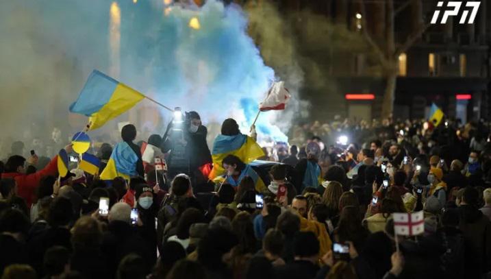 თბილისში უკრაინის მხარდამჭერი, ხალხმრავალი აქცია მიმდინარეობს - რა ხდება რუსთაველზე?