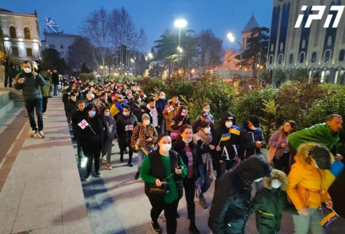 უკრაინის მხარდამჭერი მსვლელობა დედაქალაქის მთავარ გამზირზე - რუსთაველზე აქციას პოლიტიკოსებიც შეუერთდნენ