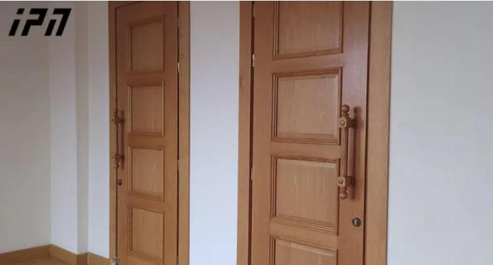 პარლამენტის პლენარულ სხდომათა დარბაზის ყველა კარი დაკეტილია - ოპოზიციას უკრაინის საკითხის გამო მოწვეული რიგგარეშე სხდომის ჩატარების საშუალება არ ეძლევა