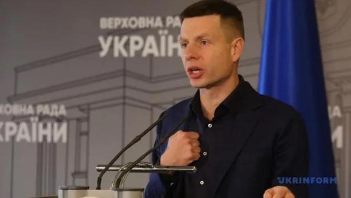 "ქართველებო, ძმებო, მოითმენთ თუ აუხსნით ღარიბაშვილს, რა უნდა გააკეთოს? არა უშავს. ირაკლი, როცა ჩვენს ცაზე სამგზავრო თვითმფრინავები იფრენენ, შეგიძლია არსადაც აღარ წახვიდე" - რადას დეპუტატი