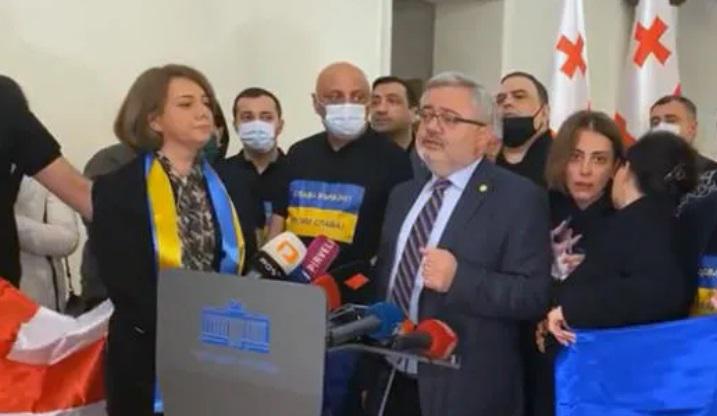 "მივმართავ პარლამენტის თავმჯდომარეს, გონს მოეგონ და არ ჩაიდინონ ისეთი რამ, რაც არავის ჩაუდენია პარლამენტარიზმის ისტორიაში" - დავით უსუფაშვილი