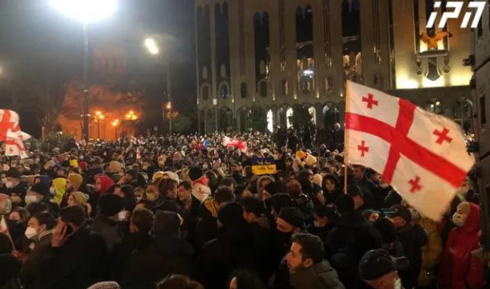 პარლამენტის შენობის წინ უკრაინის მხარდამჭერი აქცია მიმდინარეობს - გადაკეტილია საავტომობილო მოძრაობა
