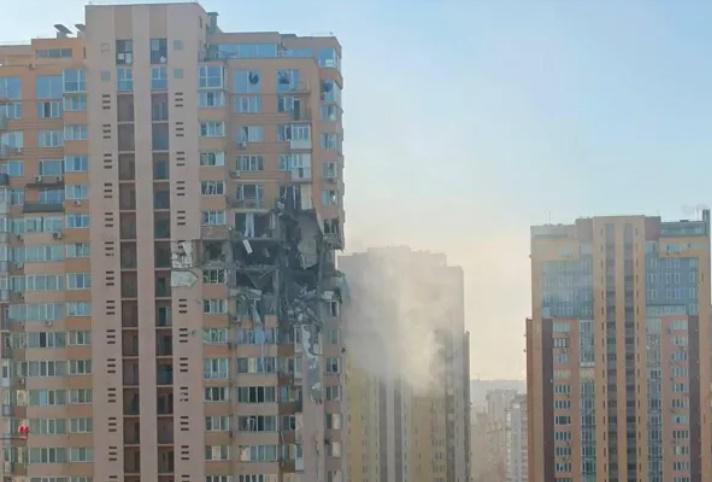 რუსეთის საჰაერო იერიშის შედეგად კიევში რაკეტა კორპუსს დაეცა - ღამის განმავლობაში საომარი მოქმედებების შედეგად 35 ადამიანი დაშავდა, მათ შორის ორი ბავშვია