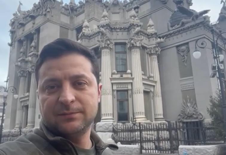 "ვრცელდება დეზინფორმაცია, თითქოს ჯარს იარაღის დაყრისკენ მოვუწოდებ... მე აქ ვარ, არანაირ იარაღს ჩვენ არ ვყრით!" - ზელენსკი