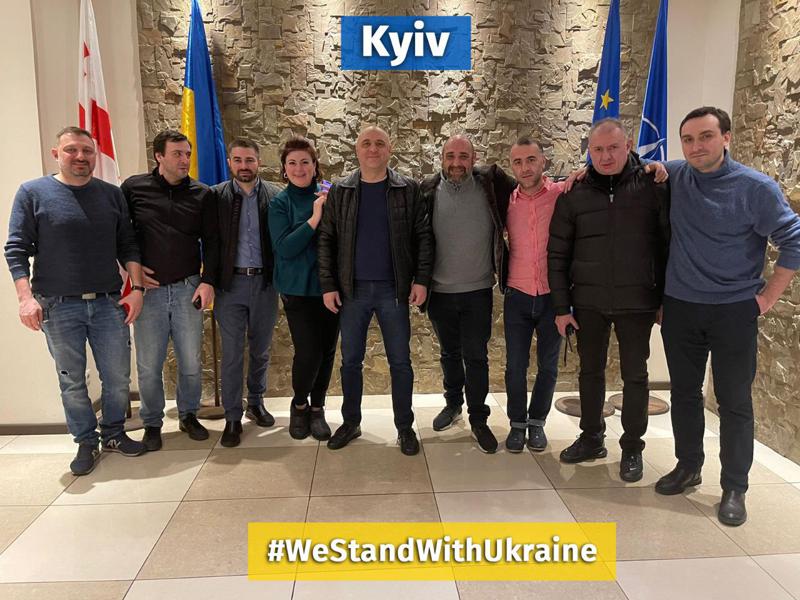 "კიევში ყოფნით იცავთ თქვენი სამშობლოს თავისუფლებას" - დავით ზალკალიანი იმ ქართველი დიპლომატების ფოტოებს აქვეყნებს, რომლებიც უკრაინაში რჩებიან