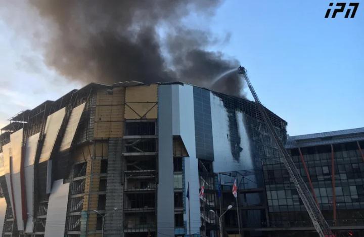 თბილისში, უნივერსიტეტის ქუჩაზე სპორტის სასახლის შენობაში ხანძარია