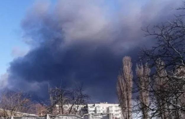 ჩერნიგოვიში დაბომბვის გამო ხანძარი გაჩნდა, იწვის ჰიპერმარკეტი და სახლები