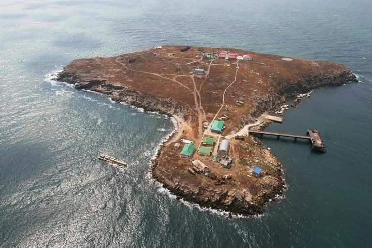 რუსმა ოკუპანტებმა კუნძული ზმეინი დაბომბეს, სადაც რამდენიმე დღის წინ ზელენსკი იყო ჩასული