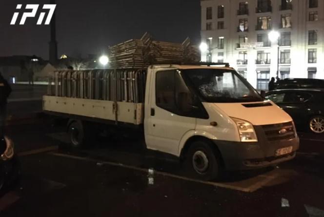 საქართველოს მთავრობის ადმინისტრაციასთან რკინის ჯებირები მიიტანეს