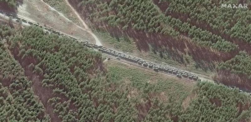 თანამგზავრიდან გადაღებული ფოტო, სადაც კიევისკენ მიმავალი რუსული ჯარი ჩანს - მედიის ცნობით, სამხედრო კოლონის სიგრძე, დაახლოებით, 64 კილომეტრია