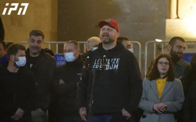 "ამ შენობიდან უნდა გამოვიდნენ ისინი, ვინც კრემლს წარმოადგენენ, ამ შენობაში უნდა შეხვიდეთ თქვენ - ეს უნდა დაიწყოთ დღეს, რომ მორჩება გამოსვლები" - ჯაფარიძე