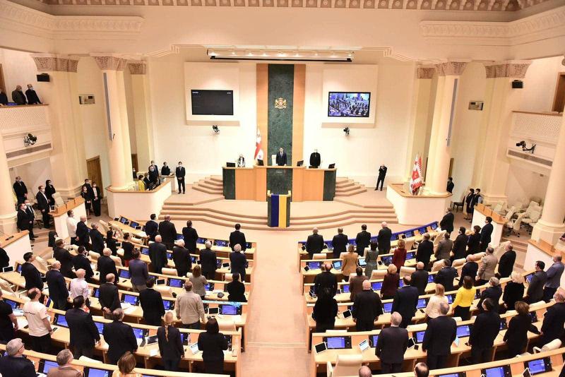პარლამენტის პლენარული სხდომა უკრაინის სახელმწიფო ჰიმნით გაიხსნა, დარბაზში კი უკრაინის დროშებია გამოფენილი (ფოტო, ვიდეო)
