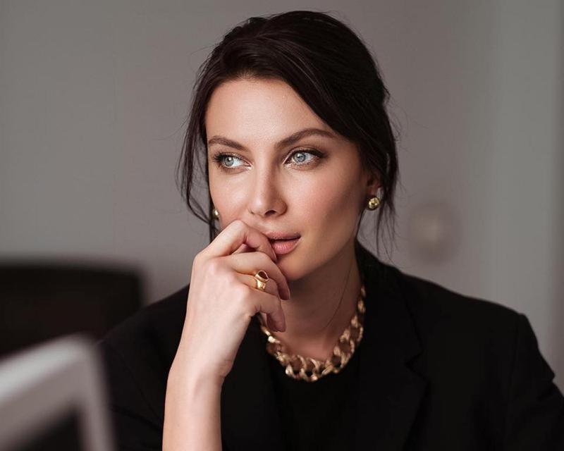 "შეგრძნება მაქვს, რომ ყველას ერთად გვბომბავენ... მაგრამ სადაც "ნაციონალური მოძრაობა" დგას, იქ ჩემს ადგილს ვერ ვხედავ" - რას წერს  აფხაზეთის მთავრობის თავმჯდომარის მოდელი მეუღლე?