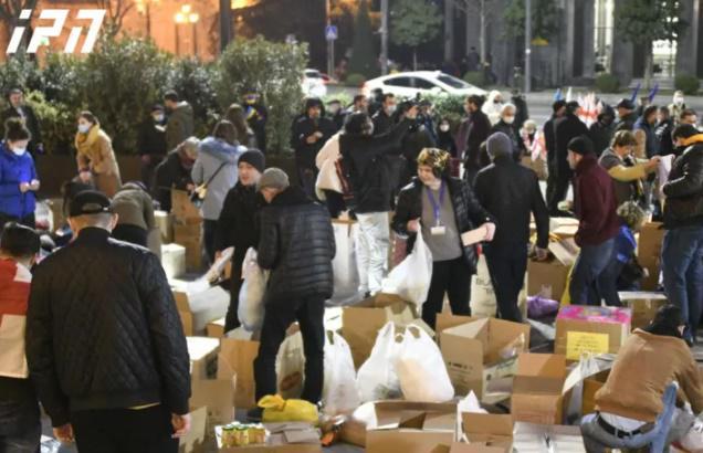 "მოსახლეობას მიაქვს ტანსაცმელი, მედიკამენტები, საკვები" - პარლამენტის წინ უკრაინელებისთვის ჰუმანიტარული დახმარების ცენტრი გაიხსნა