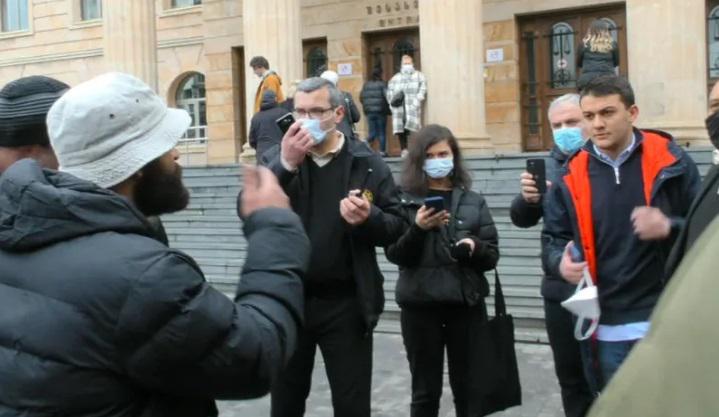 დაპირისპირება ჟურნალისტებსა და მათზე ძალადობაში ბრალდებულების მხარდამჭერებს შორის - რა მოხდა საქალაქო სასამართლოს ეზოში