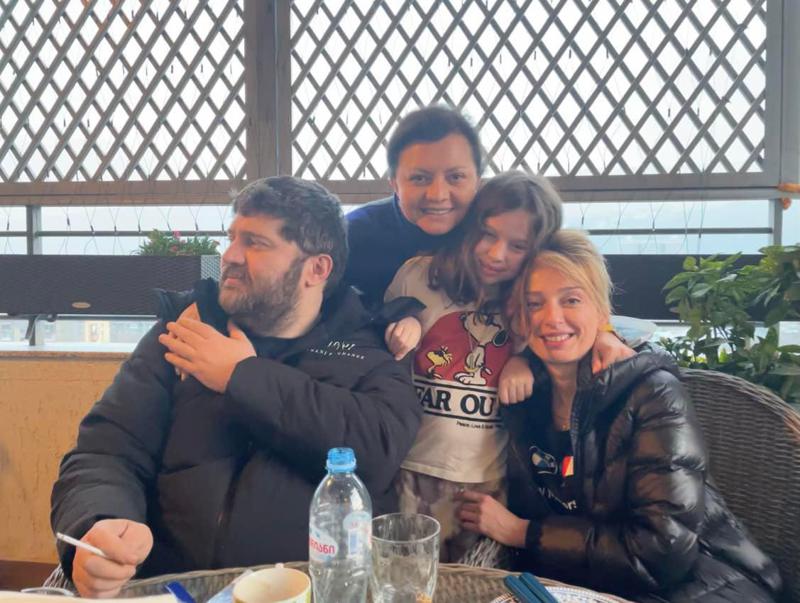 "დაუჯერებელია,მაგრამ ერთად ვართ" - ეკა ხერხეულიძე ბაჩო ახალაიას ოჯახთან (ფოტო)