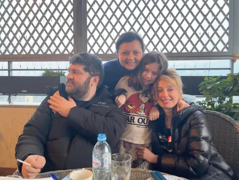 "დაუჯერებელია,მაგრამ ერთად ვართ" - ეკა ხერხეულიძე ბაჩო ახალაიას ოჯახთან (ფოტო)