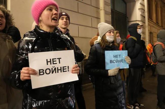 "ბანკომატებში ფული არ არის, ხალხი პროდუქტებს იმარაგებს, ფასებმა მოიმატა... გამოცხადდა განგაში, რომ თითქოს რამდენიმე ადგილას ბომბი იყო" - რა ხდება მოსკოვში?