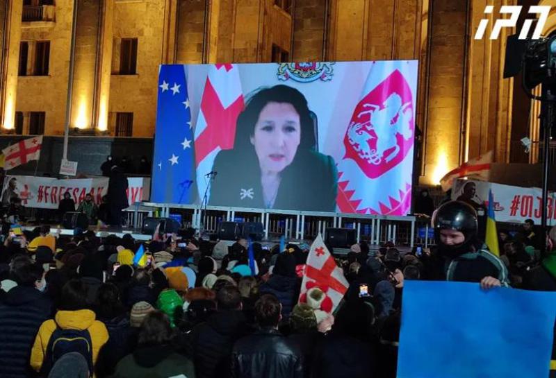 "თქვენ ხართ ის ხალხი, რომელიც წარმოადგენს დღეს საქართველოს ღირსებას..." - რუსთაველზე უკრაინის მხარდამჭერად შეკრებილებს სალომე ზურაბიშვილმა მიმართა
