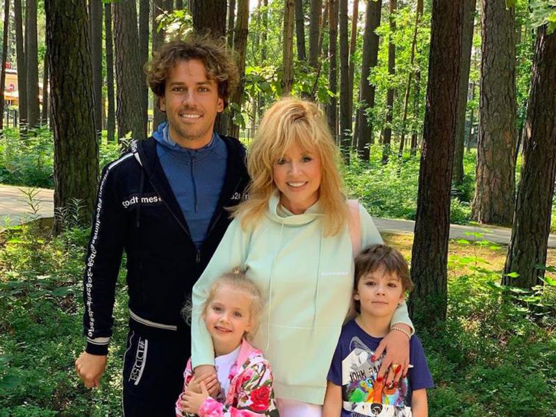 "ალა პუგაჩოვამ რუსეთი, ოჯახთან ერთად, კერძო თვითმფრინავით დატოვა" - რატომ აკრიტიკებენ რუსები ვარსკვლავურ ოჯახს და რა ინფორმაცია ვრცელდება მედიაში?