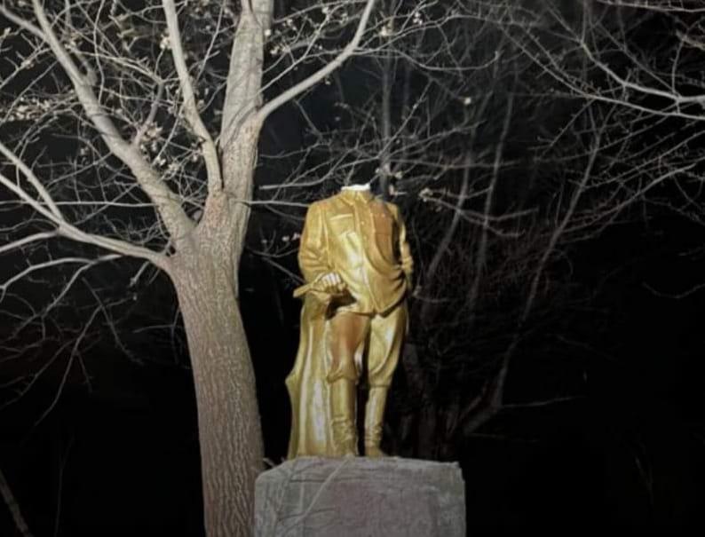 სოფელ ვარიანში ახალგაზრდებმა სტალინის ძეგლს თავი მოტეხეს - ძეგლი ნიღბიანმა პირებმა უროთი დაამტვრიეს