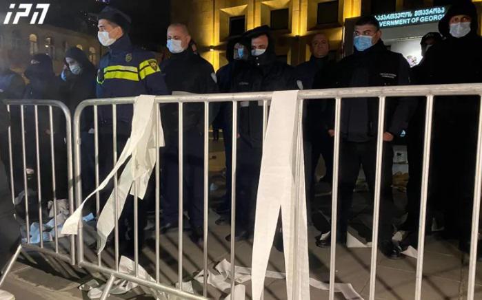 უკრაინის მხარდასაჭერი აქცია მთავრობის ადმინისტრაციასთან - აქციის მონაწილეებმა პოლიციის მიერ მოწყობილ ბარიკადებს ქაღალდები ესროლეს: როგორია ვითარება ადგილზე